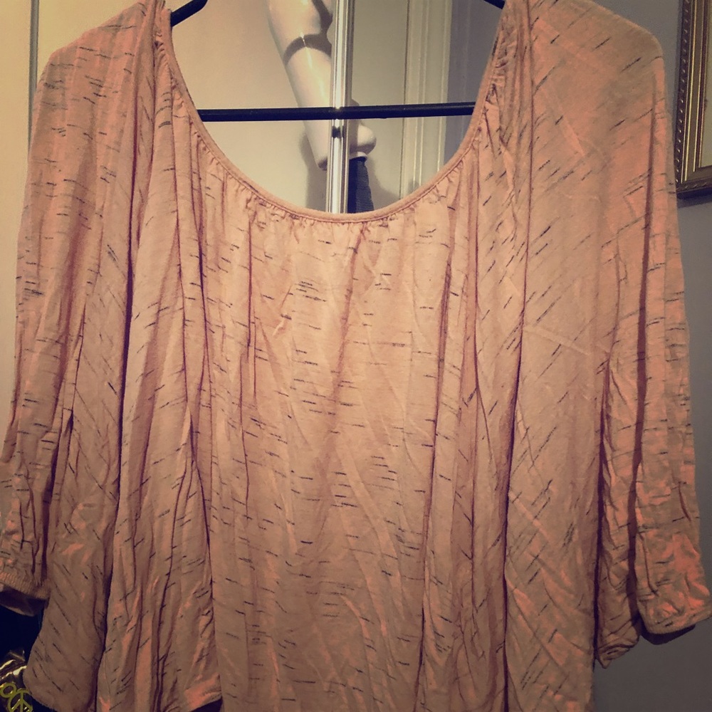 Quarter sleeve flowy light pink top